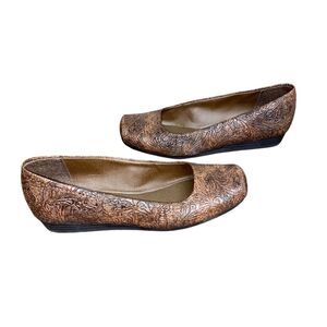 Yuu Impress Dress Shoes Embossed Leather Look Print Sz 7.5 Western Flats